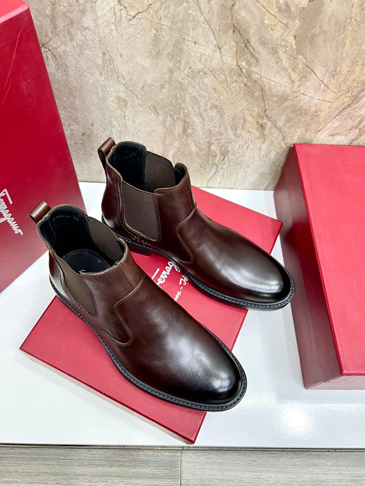 Original order quality: Men's shoes 💰700 Brand: Ferragamo (Ferragamo) One size larger: Men's size 38-44 (45 customized) Grade: Same style as the official website High-end men's shoes Material: Original cowhide, cowhide lining, original outsole Style category: Chelsea men's boots Fashion trend Color: Actual picture